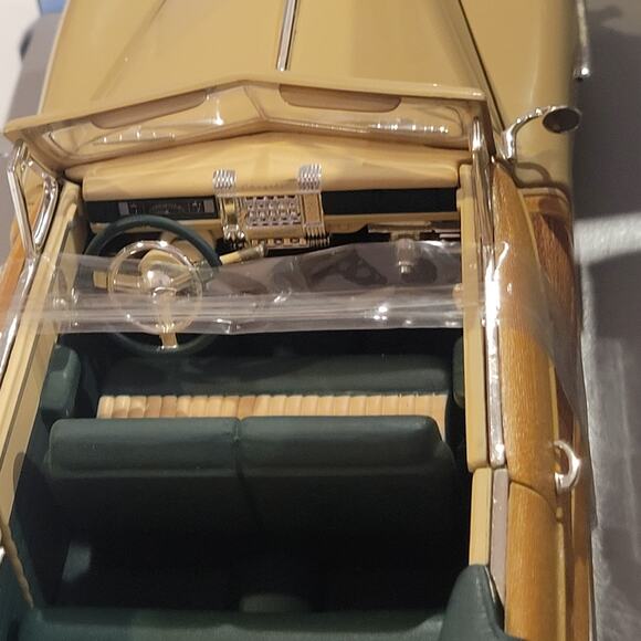 Vintage 1998 Motor City Classics 1948 Chrysler Town Country Diecast Model 1:18 - Picture 14 of 16